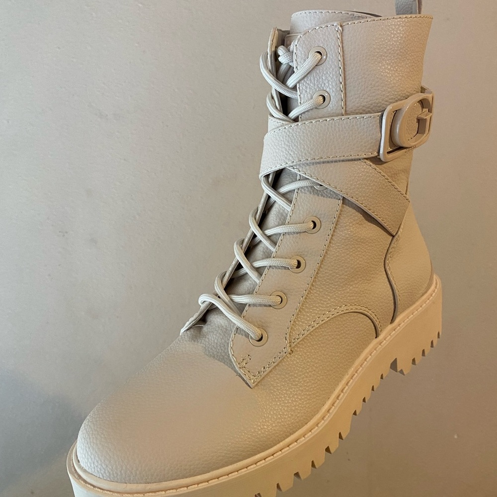 Guess neutral beige chunky combat boots size 9.5
NEVER BEEN WORN